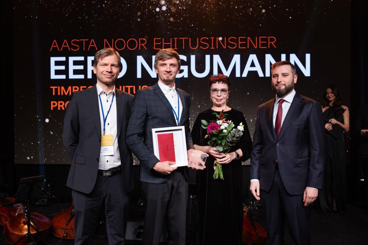 Euro Nigumann accepts the "Young Civil Engineer of the Year 2024" award. The award was presented by EEL Chairman of the Board Leetsaar, Executive Director Tia Ruben and Minister of Infrastructure of the Republic of Estonia Vladimir Svet